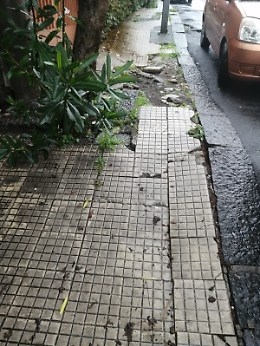 Tremestieri etneo (CT), Via Etnea, marciapiede e strada in condizioni pericolose