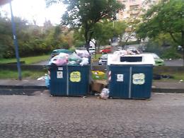 Catania, viale Biagio Pecorino: cassonetti stracolmi per intere settimane