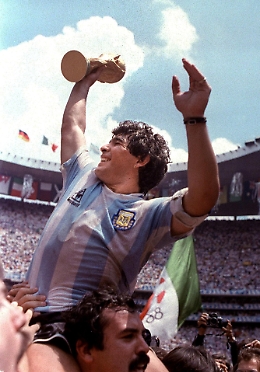 Addio a Diego Armando Maradona: una vita tra calcio ed eccessi