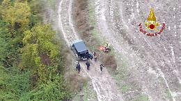 Un elicottero dei vigili per salvare gli occupanti di un'auto impantanata