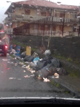 Pedara (Ct): lo scempio dei rifiuti accanto all'Istituto Casella