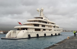 Riposto, il super yatch di lusso Romea fa sognare anche “fuori stagione”
