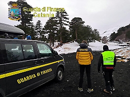 Etna, due sci alpinisti feriti soccorsi da un elicottero del Soccorso Alpini