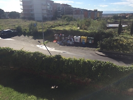 Catania: via S. Catania, cassonetti come panorama