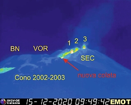 Sull'Etna attività stromboliana e lava dalla spaccatura del 13 dicembre