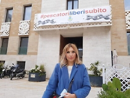 Pescatori liberati, una moglie: «Segni di violenza in foto di mio marito»