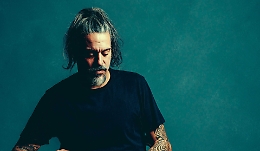 Da "Gatto Matto" a "Propaganda", il successo senza fine di Roberto Angelini