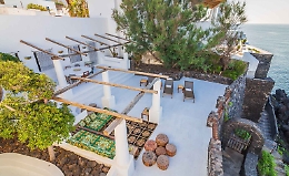 Venduta per 6 milioni la mega villa di D&amp;G a Stromboli: ora gli stilisti cercano casa a Salina