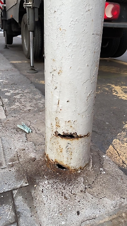 Catania: palo illuminazione pubblica pericoloso rimosso e non sostituito