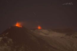 Una delle rarissime doppie esplosioni che ci regala l'Etna