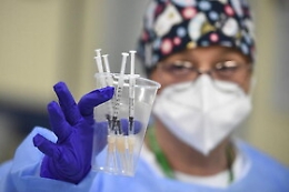 Covid, da Acireale parte polemica: «A Palermo vaccini a primari non esposti»