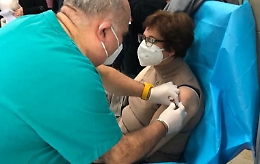 Covid, dottoressa positiva a sei giorni dal vaccino fatto a Palermo