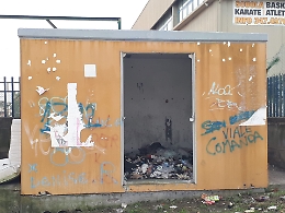 Catania: gabbiotto indecoroso davanti plessi scolastici