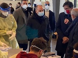 Catania, Pogliese: «Troppi contagi, rinviare il rientro a scuola»