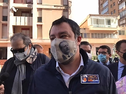 E Salvini prima del processo sfoggia la mascherina con l'effigie di Borsellino: «Rifarei tutto»
