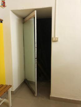 Catania, la palestra aperta nonostante i divieti: la Polizia scopre i clienti nascosti nello sgabuzzino