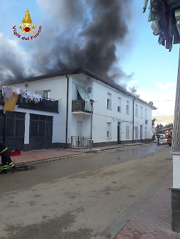 Tetto di una palazzina in fiamme a Raddusa: persone evacuate