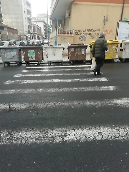 Catania Via Filocomo: cassonetti sulle strisce pedonali