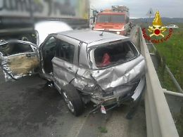 Incidente lungo la Ss 417, uomo incastrato tra le lamiere liberato dai vigili del fuoco