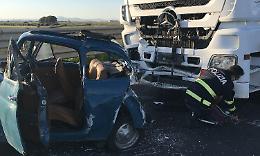 Incidente sulla Ct-Sr, tir tampona un'auto: muore automobilista