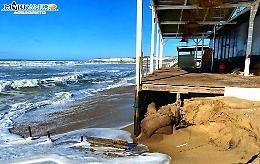 Le mareggiate si mangiano anche il bosco di Bovo Marina