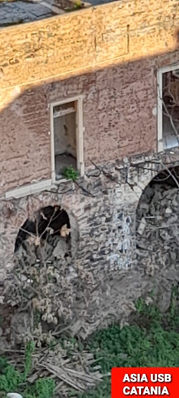 Catania: nuovi crolli all'interno dell'edificio abbandonato di via del Bosco