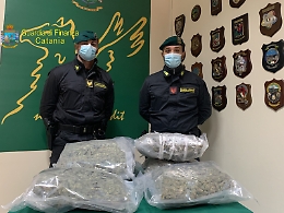 Acireale, sul SUV con 7 chili di marijuana: arrestato un "corriere" della droga