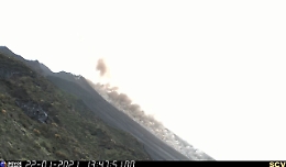 Nuova colata lavica dallo Stromboli: massi incandescenti in mare