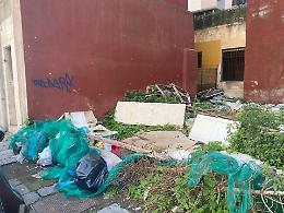 Catania, discarica di fronte la Circumetnea: "Chiudete l'area"