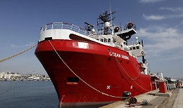 La Ocean Viking sbarca ad Augusta 373 migranti, protesta la Lega