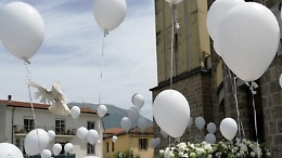 Uccisa dalla sfida su Tik Tok, bara e palloncini bianchi per la piccola Antonella