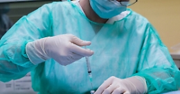 "Furbetti" del vaccino a Ragusa, sospesi due dirigenti dell' Asp