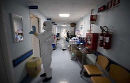 Covid, il virus "morde" e fa ancora paura: in Sicilia 996 nuovi casi e altri 38 morti