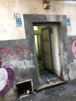 Catania: unico servizio WC di via Candio in stato indecoroso