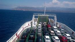 Messina, tenta fuga dopo essere sbarcato da traghetto: due complici arrestati