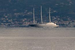 Il "Sailing Yacht A" attraversa le acque dello Stretto di Messina