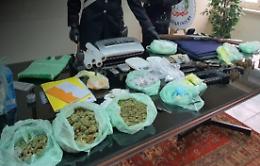 Siracusa, l'insospettabile con la cassaforte piena di armi e droga