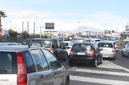 Gravina di Catania, assalto ai tamponi drive-in: le foto delle code
