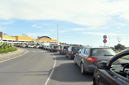 Gravina di Catania, lunghe code al  drive in tamponi: «Evitate lo svincolo»