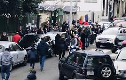 Ritorno a scuola, il problema non è in classe: assembramenti all'uscita