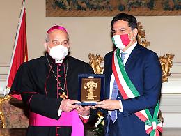 Sant' Agata, la Candelora d'oro consegnata all'arcivescovo Gristina