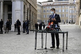 Governo, il predellino di Conte: avvocato molla ormeggi e lancia coalizione con Pd e Leu