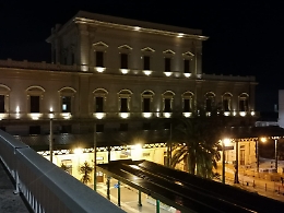 Riparato e illuminato l’orologio centrale sulla facciata della Stazione centrale di Agrigento