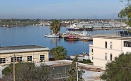 Sversamento di gasolio nel porto di Augusta, disinquinamento in corso