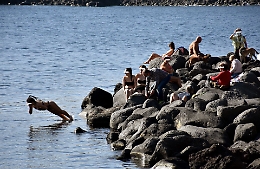 Caldo in Sicilia, 28 gradi a Palermo e tuffi in mare anche a Catania