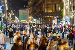 Il Codacons: «Piazze e vie dello shopping a numero chiuso o denunciamo i sindaci»