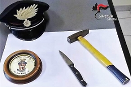 Mascali, dà una coltellata al compagno perché nel cellulare di lui c'era una foto della ex