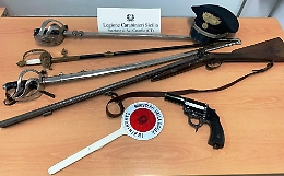 Aci Castello, litiga con due turisti inglesi e li minaccia con una pistola lanciarazzi