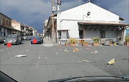 Piano Tavola - Belpasso (Ct): i rifiuti volanti