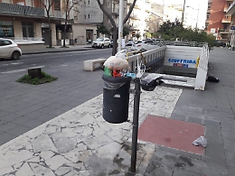 Catania: cestini ricolmi di rifiuti in Corso delle Province